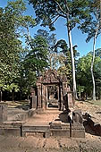 Banteay Srei temple - ancillary building of the causeway